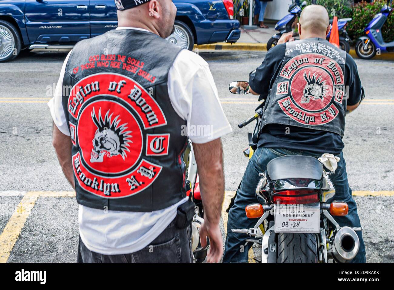 Miami Beach Florida, Ocean Drive, Legion of Doom grupo de motocicletas Brooklyn Nueva York, miembro lleva chaleco, Foto de stock
