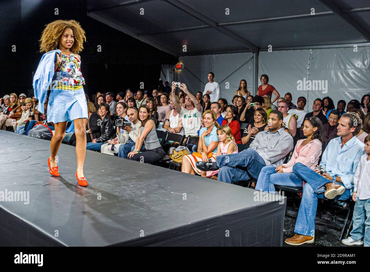 Miami Beach Florida,South Beach,Ocean Drive,Fashion Week Miami Funkshion audiencia consciente de la moda muchedumbre,modelos de niños caminan por la pista,Negro Foto de stock