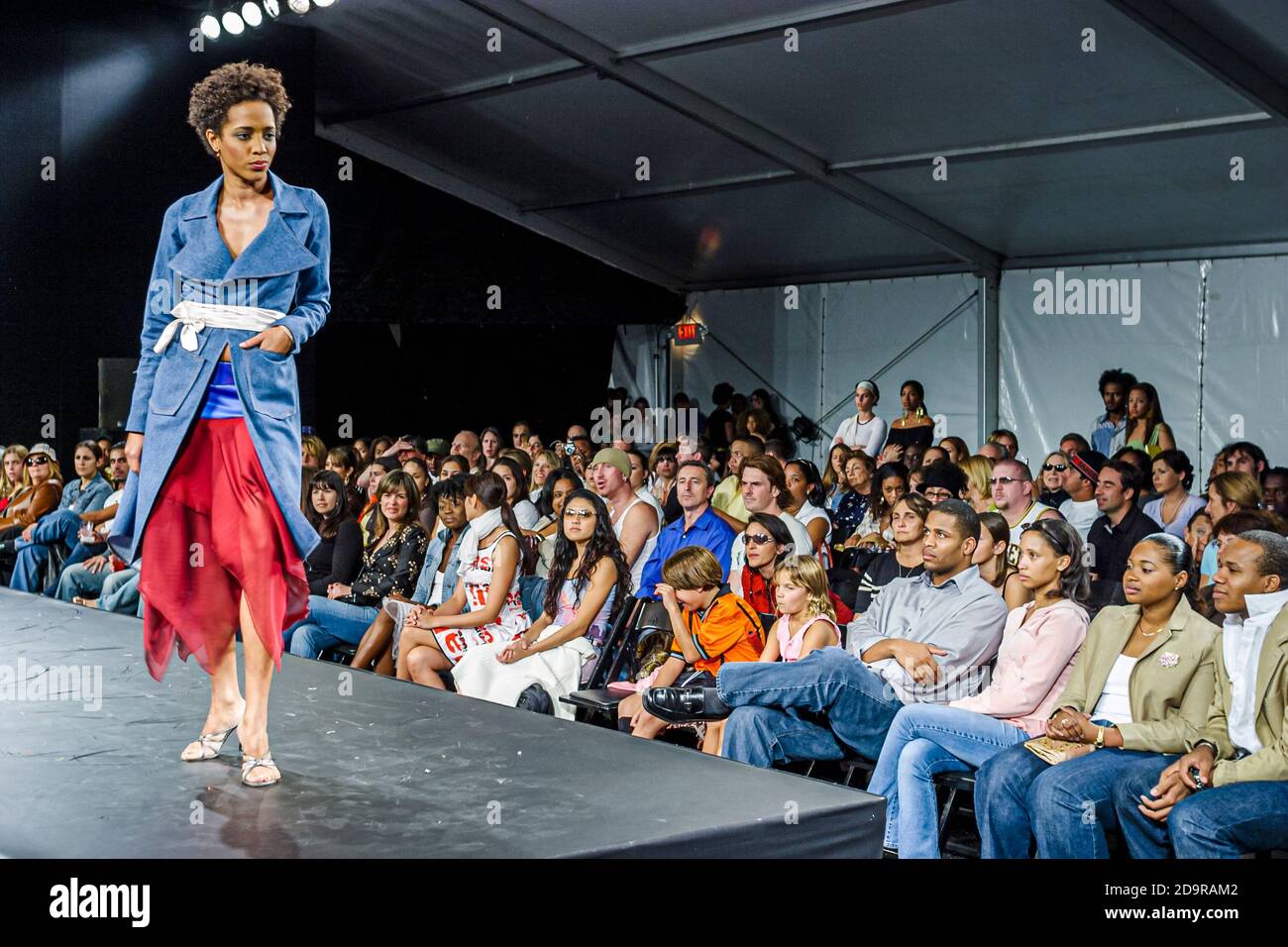 Miami Beach Florida,South Beach,Ocean Drive,Fashion Week Miami Funkshion audiencia consciente de la moda muchedumbre,modelos caminar pista de aterrizaje,Black African Foto de stock