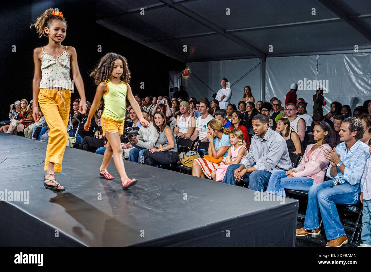 Miami Beach Florida,South Beach,Ocean Drive,Fashion Week Miami Funkshion audiencia consciente de la moda muchedumbre,modelos de niños caminan por la pista,Negro Foto de stock