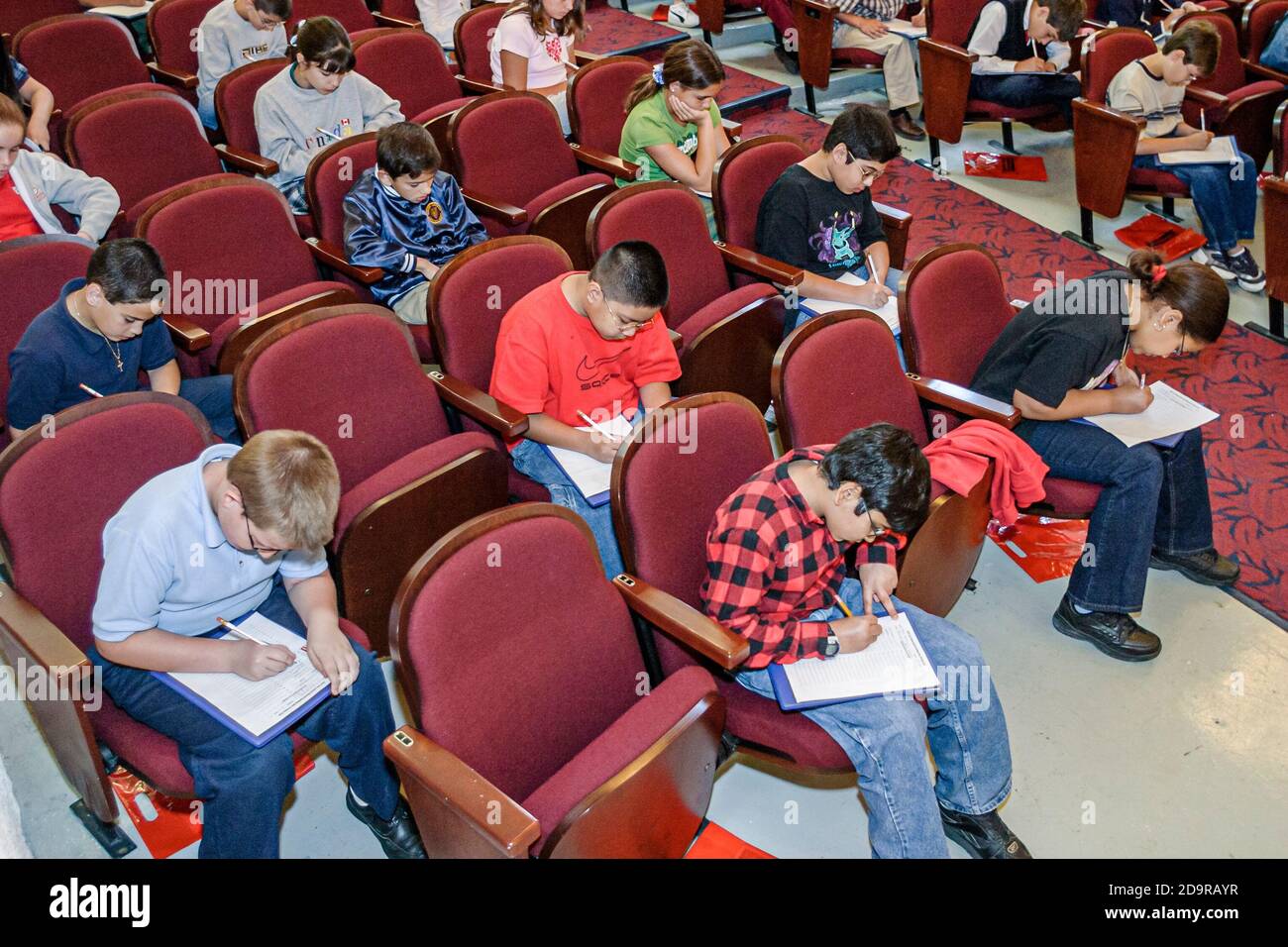 Miami Florida,Dade Monroe County Spelling Bee,evento anual de estudiantes que toman examen de examen, separación de asientos sentados por separado Foto de stock