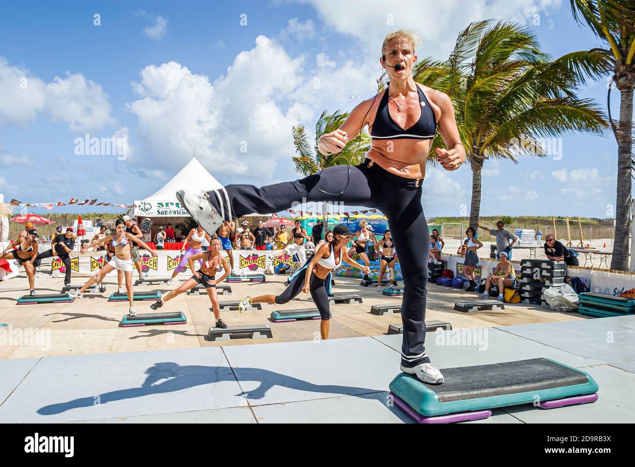 Miami Beach Florida, Ocean Drive, Lummus Park, Fitness Festival clase de ejercicio entrenamiento mujer en forma instructor líder, Foto de stock