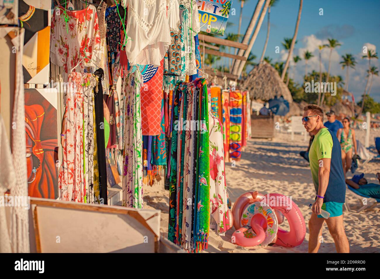 DOMINICUS, REPÚBLICA DOMINICANA 6 FEBRAURY 2020: Venta de ropa en la playa  Dominicus Fotografía de stock - Alamy