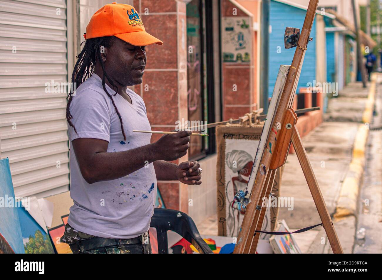 BAYAHIBE, REPÚBLICA DOMINICANA 21 DE ENERO de 2020: Pintor callejero dominicano en Bayahibe Foto de stock