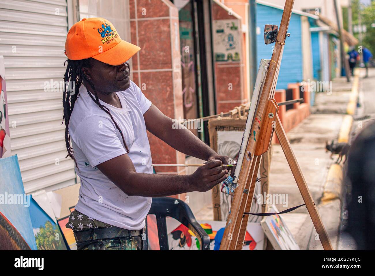 BAYAHIBE, REPÚBLICA DOMINICANA 21 DE ENERO de 2020: Pintor callejero dominicano en Bayahibe Foto de stock