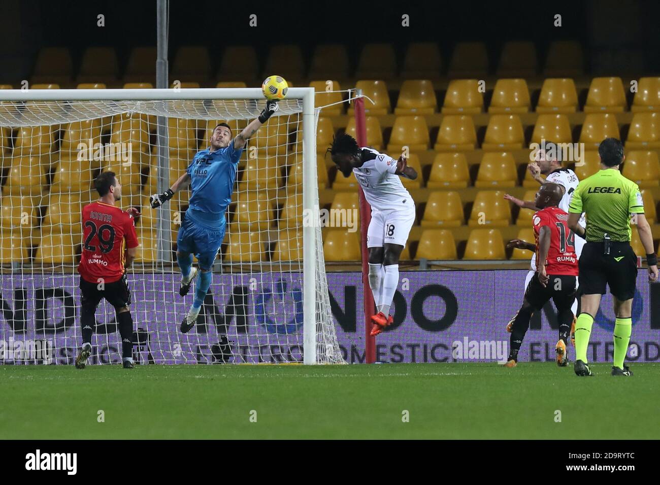 Gianluca Lapadula Jogador Benevento Durante Partida Campeonato Italiano  Série Entre — Fotografia de Stock Editorial © VincenzoIzzo #535950414