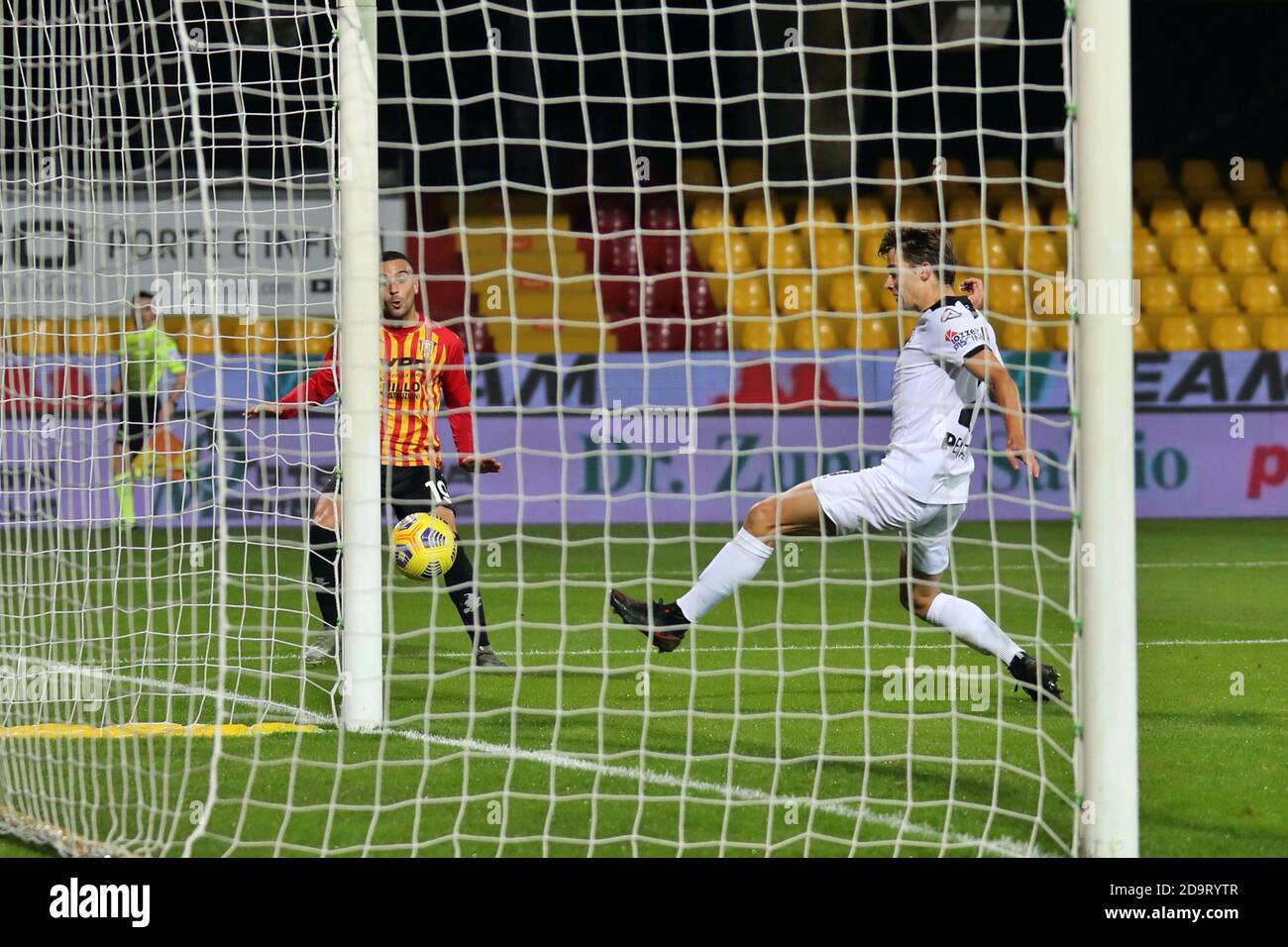 Gianluca Lapadula Jogador Benevento Durante Partida Campeonato Italiano  Série Entre — Fotografia de Stock Editorial © VincenzoIzzo #535950414