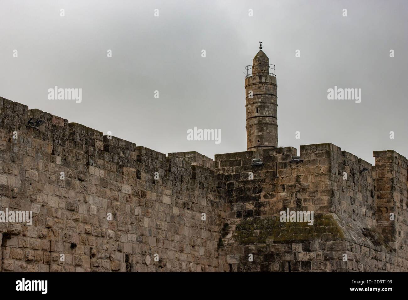 Jerusalén, Israel - 5 de noviembre de 2020: La torre de la ciudadela de David que se eleva sobre las antiguas murallas de la ciudad, en un día de obercast. Foto de stock