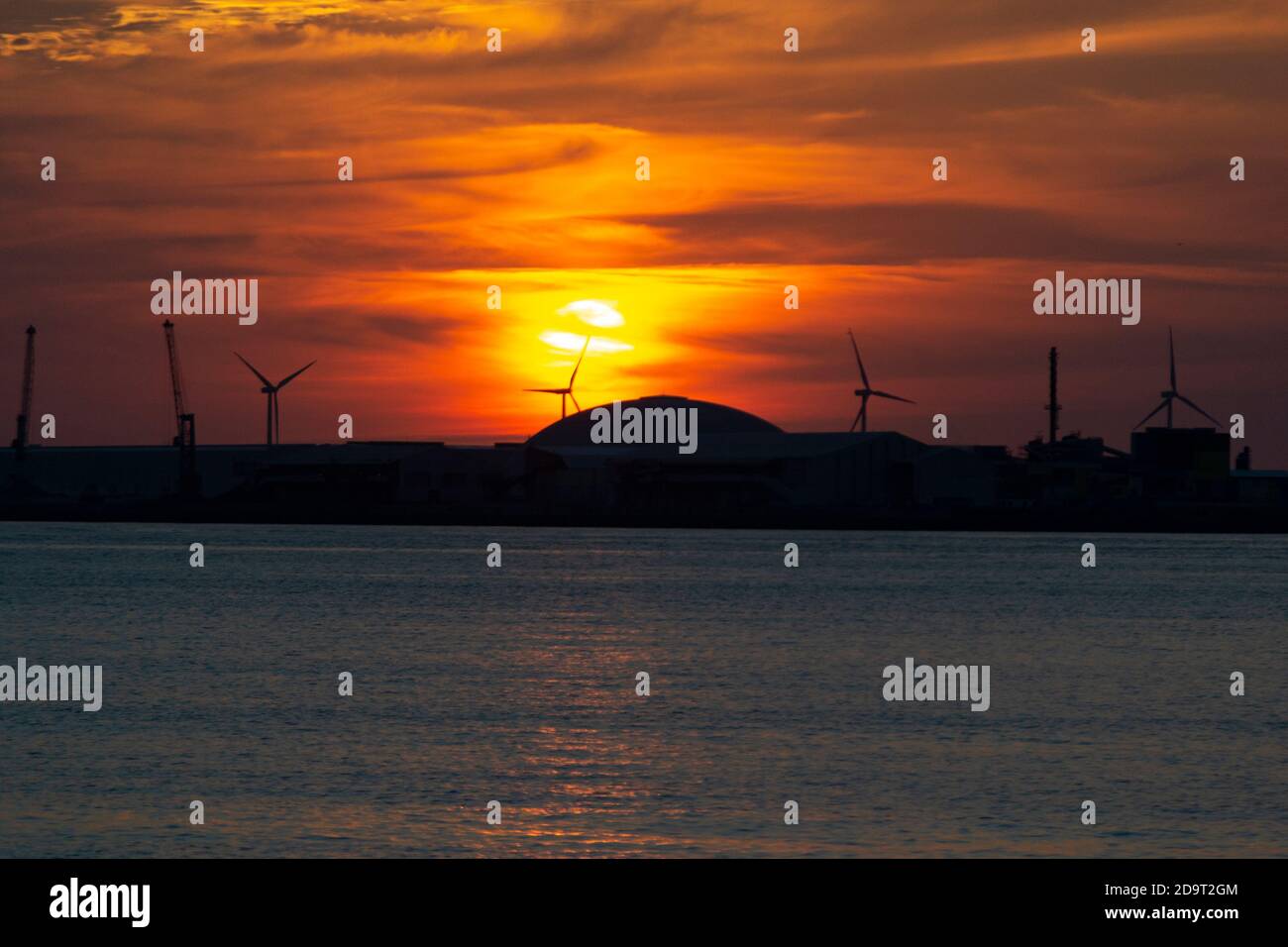 Puesta de sol de color naranja en el cielo en la playa de Getxo-Guecho. Municipio español situado en la costa del mar Cantábrico, en la provincia de Vizcaya Foto de stock