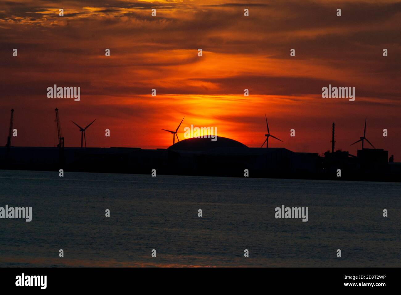 Puesta de sol de color naranja en el cielo en la playa de Getxo-Guecho. Municipio español situado en la costa del mar Cantábrico, en la provincia de Vizcaya Foto de stock
