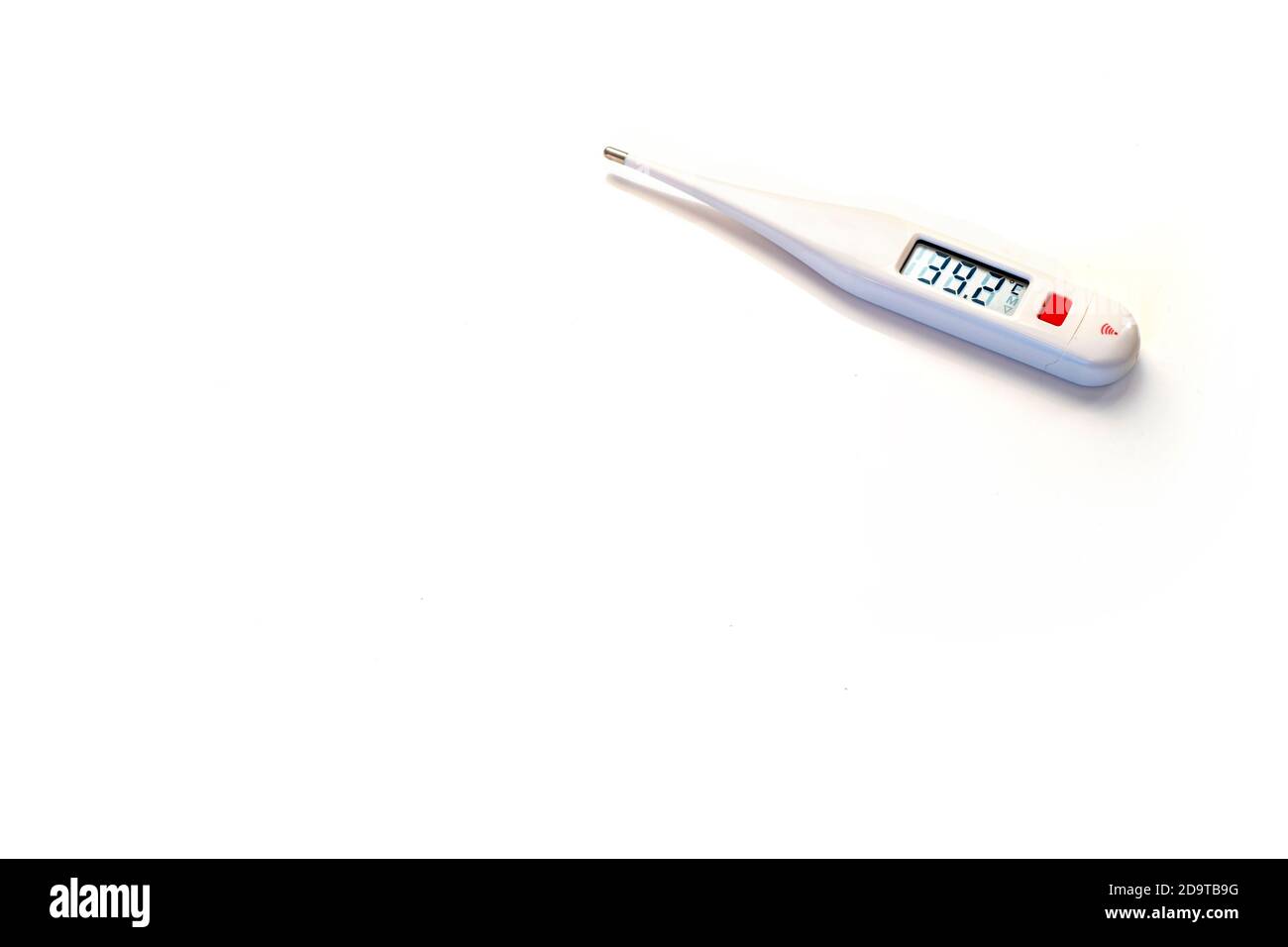 termómetro digital que muestra los valores de fiebre sobre fondo blanco  Fotografía de stock - Alamy