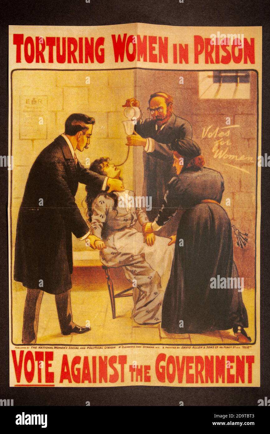 "Torturando a mujeres en prisión votar contra el gobierno" cartel publicado por la WSPU (1909), réplica de recuerdos del Movimiento Suffragette en Gran Bretaña. Foto de stock