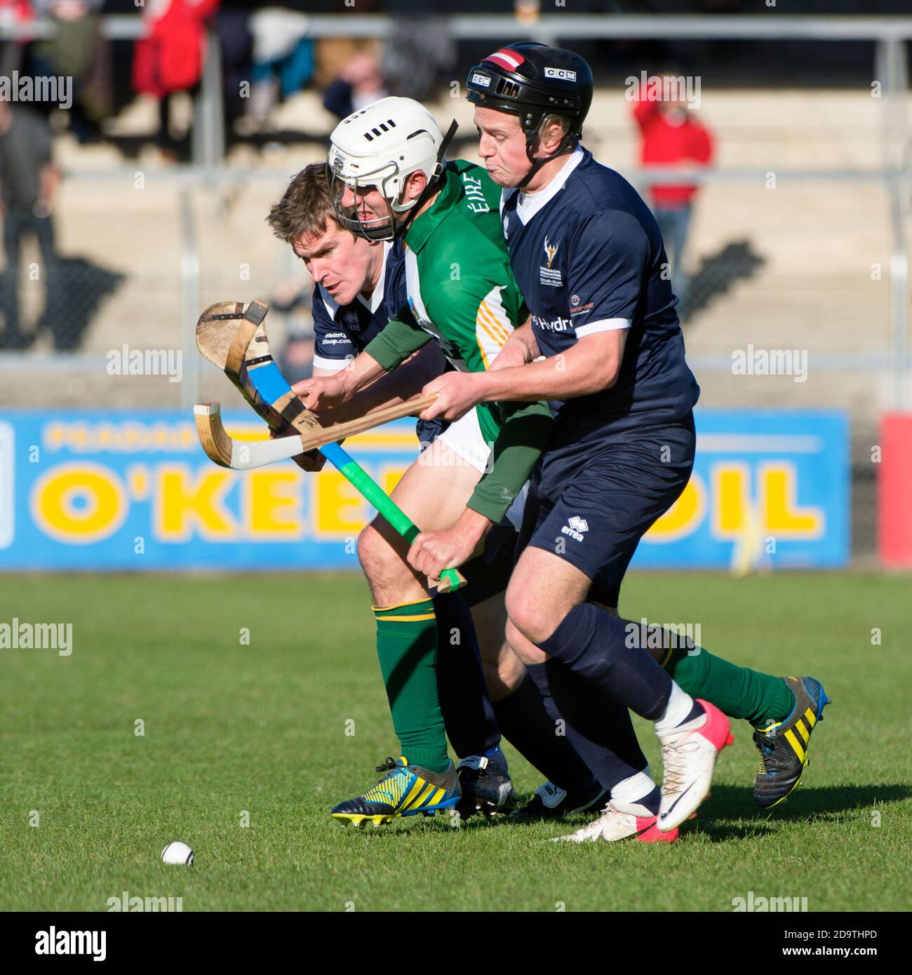 Eire contra Scotland, shinty / hurling International, jugó en Ennis, Co. Clare, Irlanda Foto de stock
