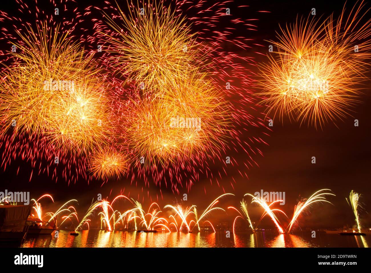 Festival de fuegos artificiales, fuegos artificiales, día de año Nuevo,  música y celebración en el lago en Ginebra, Suiza de fondo en la noche  Fotografía de stock - Alamy