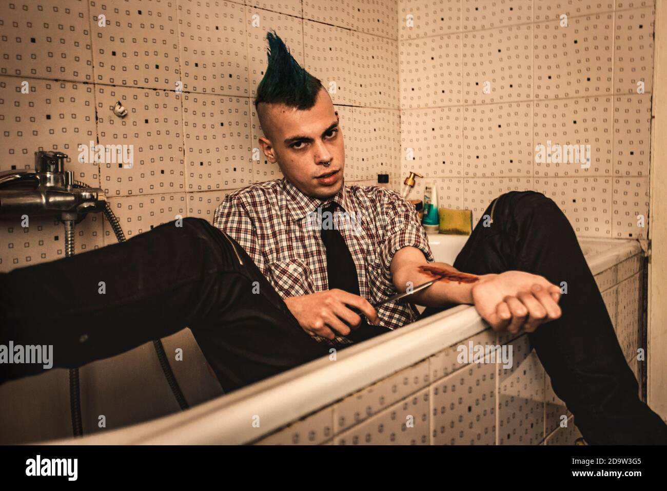 Young Guy corta sus venas con un cuchillo de cocina la bañera #4 Fotografía  de stock - Alamy