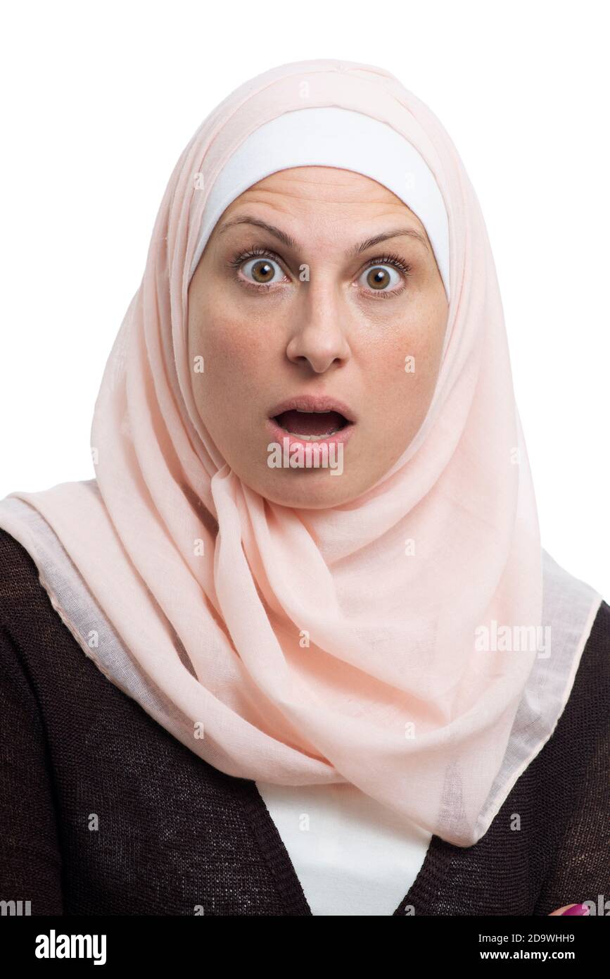 Retrato de la mujer musulmana árabe sorprendido por el fondo blanco Foto de stock