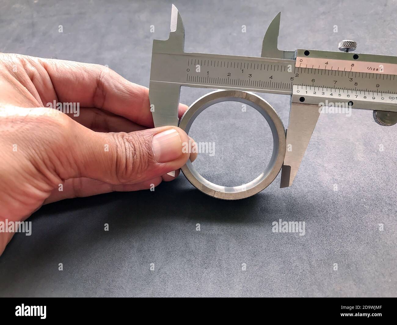 El calibre Vernier es una herramienta indispensable en aplicaciones  industriales para medir con precisión la longitud, el grosor y la  profundidad de las piezas de trabajo Fotografía de stock - Alamy
