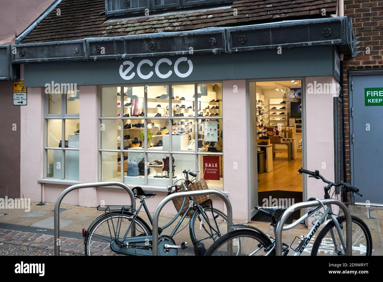 Tienda de zapatos ECCO, Hall Street, Oxford, Reino Unido. ECCO es un  fabricante y minorista danés de calzado fundado en 1963 por Karl Toosbuy,  en Bredebro, Dinamarca Fotografía de stock - Alamy