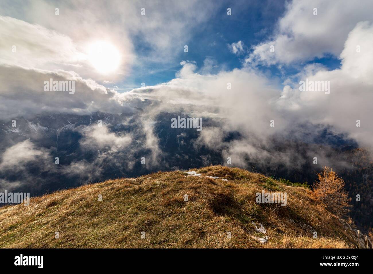 Octubre trekking en las montañas de Forni di Sopra, Friuli-Venecia Julia. Foto de stock