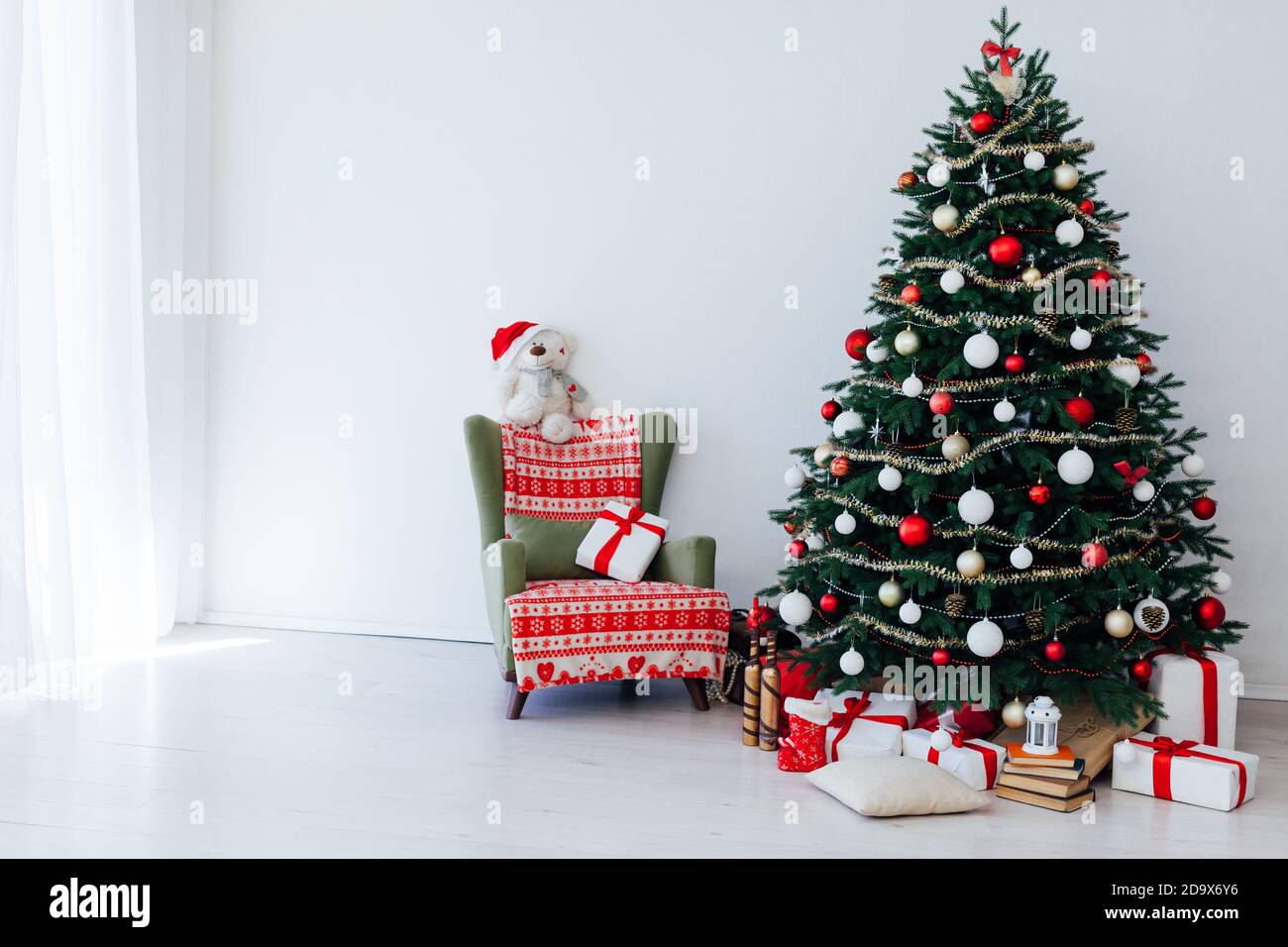 Árbol de Navidad Interior de año Nuevo con decoración de regalos 2021 2022  Fotografía de stock - Alamy