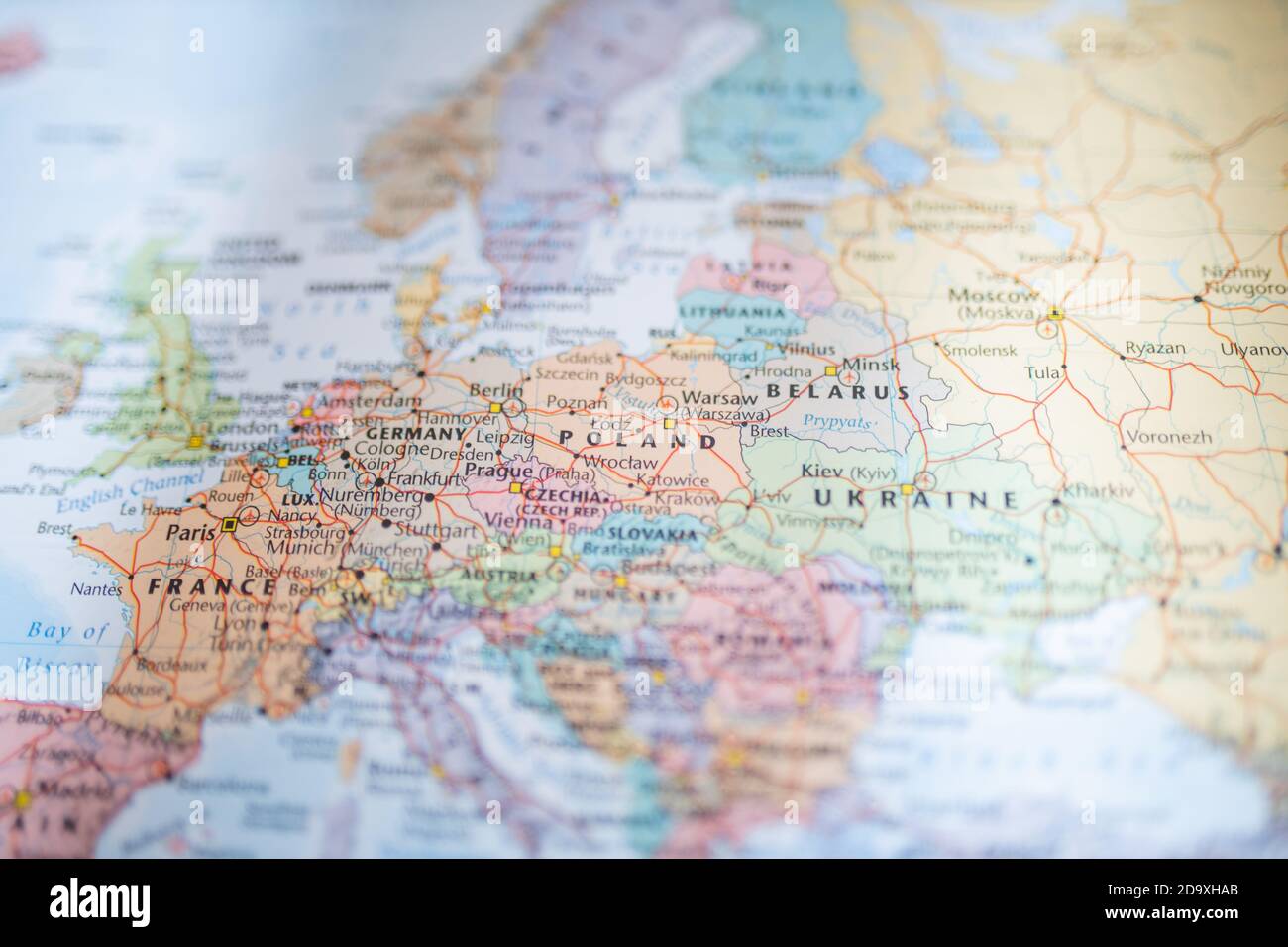 Polonia, Bielorrusia, Ucrania, Alemania y Francia en un mapa europeo borroso Foto de stock