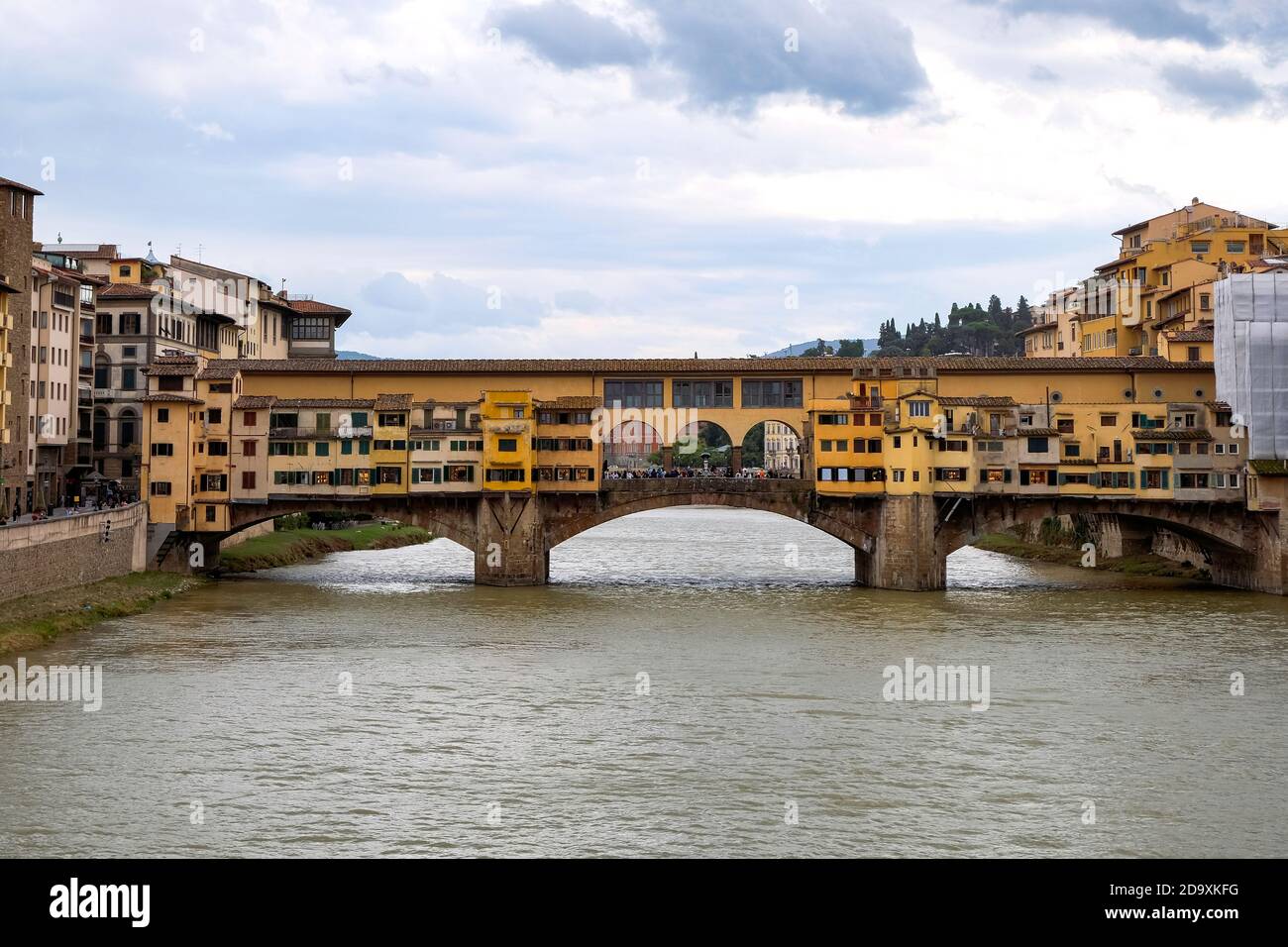 electo Mirar salado Ponte Vecchio sobre el río Arno con sus pequeñas casas Colgantes -  Florencia, Toscana, Italia Fotografía de stock - Alamy