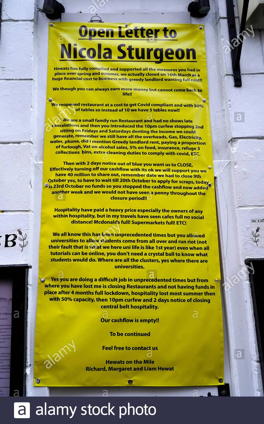 Edimburgo, Escocia, Reino Unido. 8 de noviembre de 2020. Una carta abierta de los propietarios del restaurante escocés Hewats al primer ministro Nicola Sturgeon fuera de sus instalaciones en la Royal Mile. Debido a las restricciones en curso de Covid-19 en el centro de Escocia, el flujo de caja del comercio de hospitalidad está vacío y las empresas están luchando para sobrevivir a la encierro. Crédito: Craig Brown/Alamy Live News Foto de stock