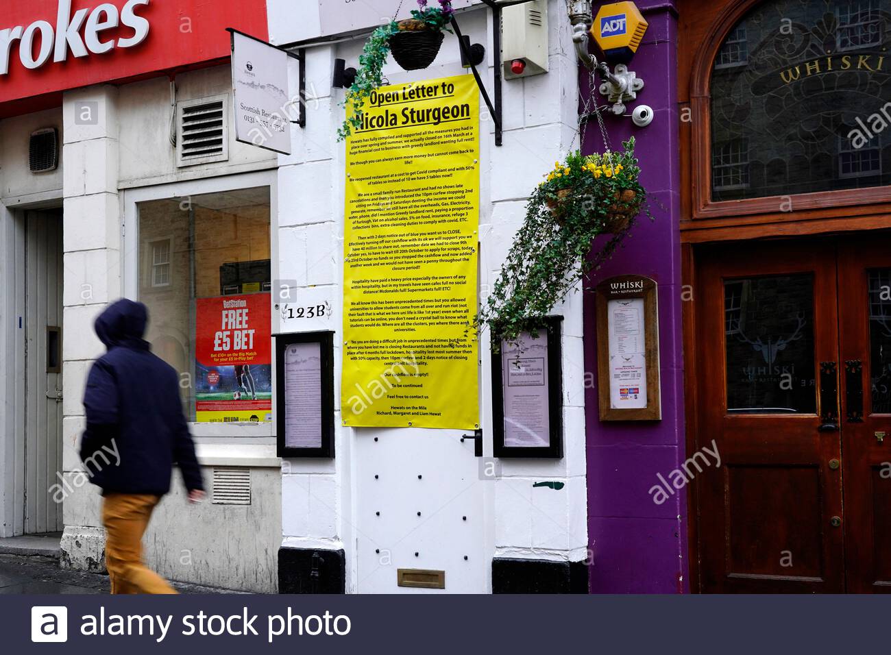 Edimburgo, Escocia, Reino Unido. 8 de noviembre de 2020. Una carta abierta de los propietarios del restaurante escocés Hewats al primer ministro Nicola Sturgeon fuera de sus instalaciones en la Royal Mile. Debido a las restricciones en curso de Covid-19 en el centro de Escocia, el flujo de caja del comercio de hospitalidad está vacío y las empresas están luchando para sobrevivir a la encierro. Crédito: Craig Brown/Alamy Live News Foto de stock