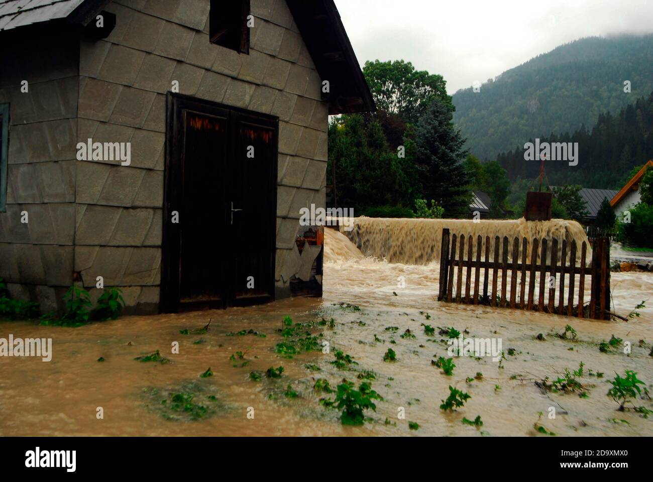 construir en una zona inundada después de fuertes lluvias, agua turbia Foto de stock