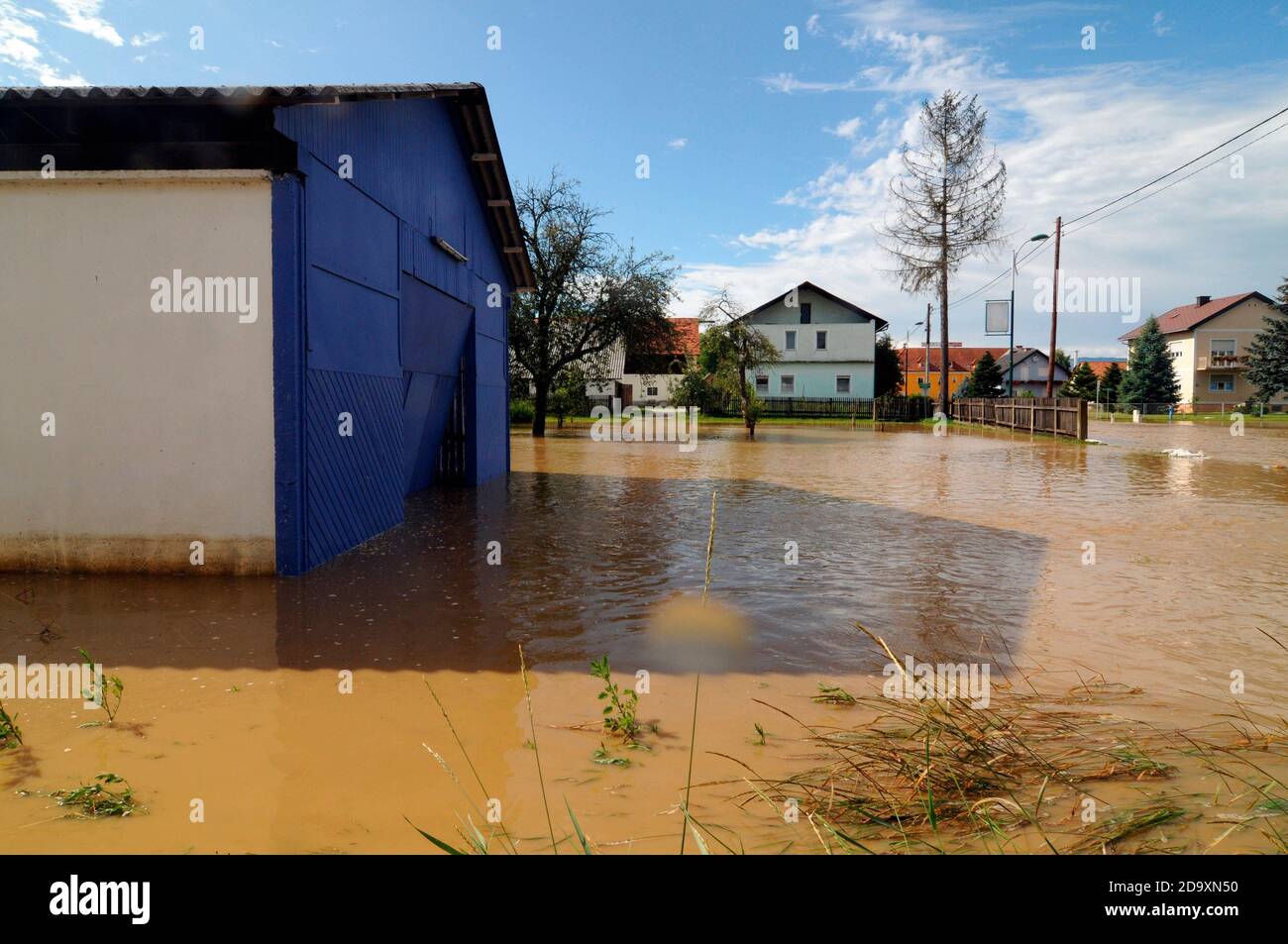 construir en una zona inundada después de fuertes lluvias, agua turbia Foto de stock