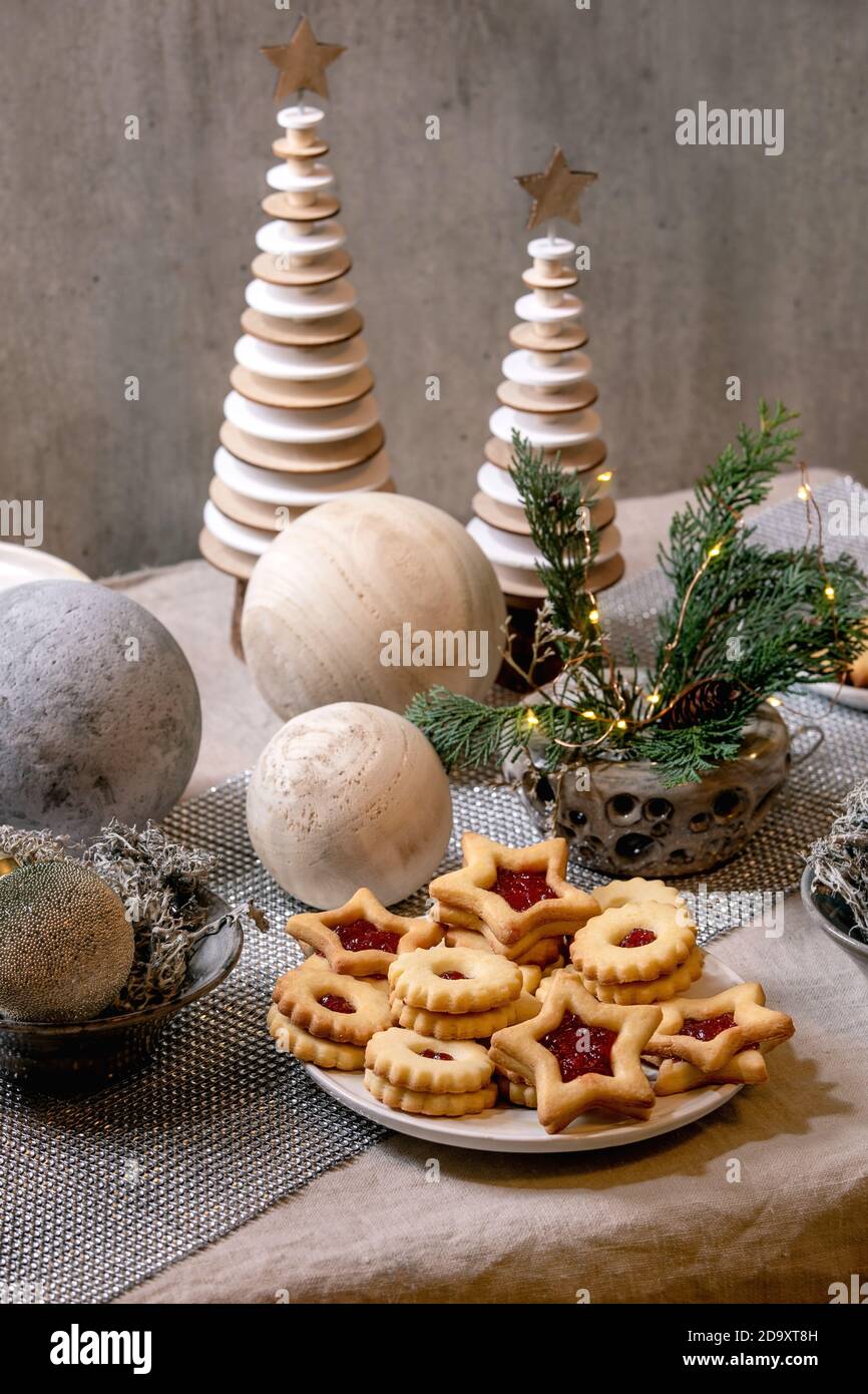 Navidad Linz galletas galletas galletas galletas con decoraciones de madera en Navidad tabla Foto de stock