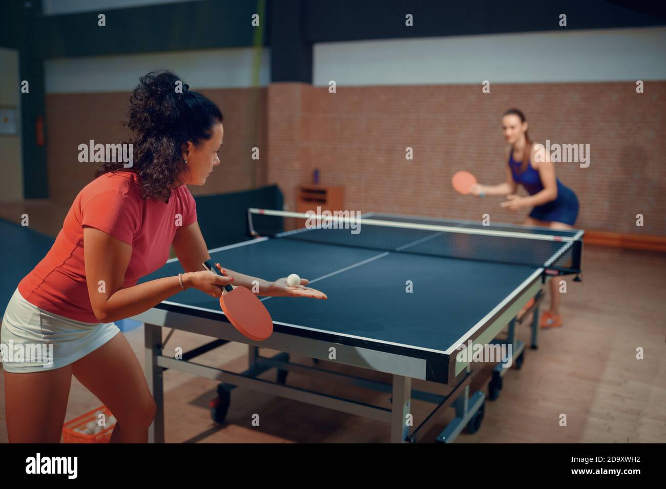 Las mujeres juegan al ping pong, al ping-pong Fotografía de stock - Alamy