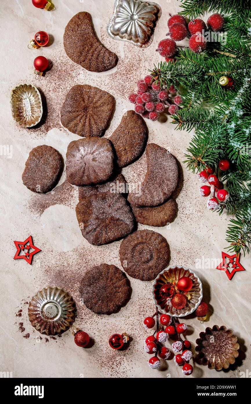 Galletas de la corteza de Navidad crestas de chocolate con el abeto, moldes, decoraciones de Navidad. Vista superior Foto de stock