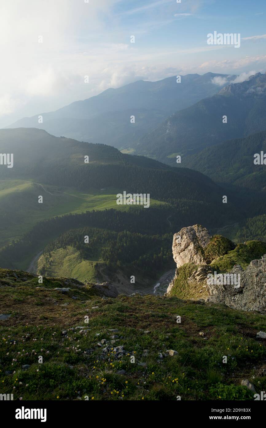 alpes verdes en dolomitas italianas durante el verano, italia Foto de stock