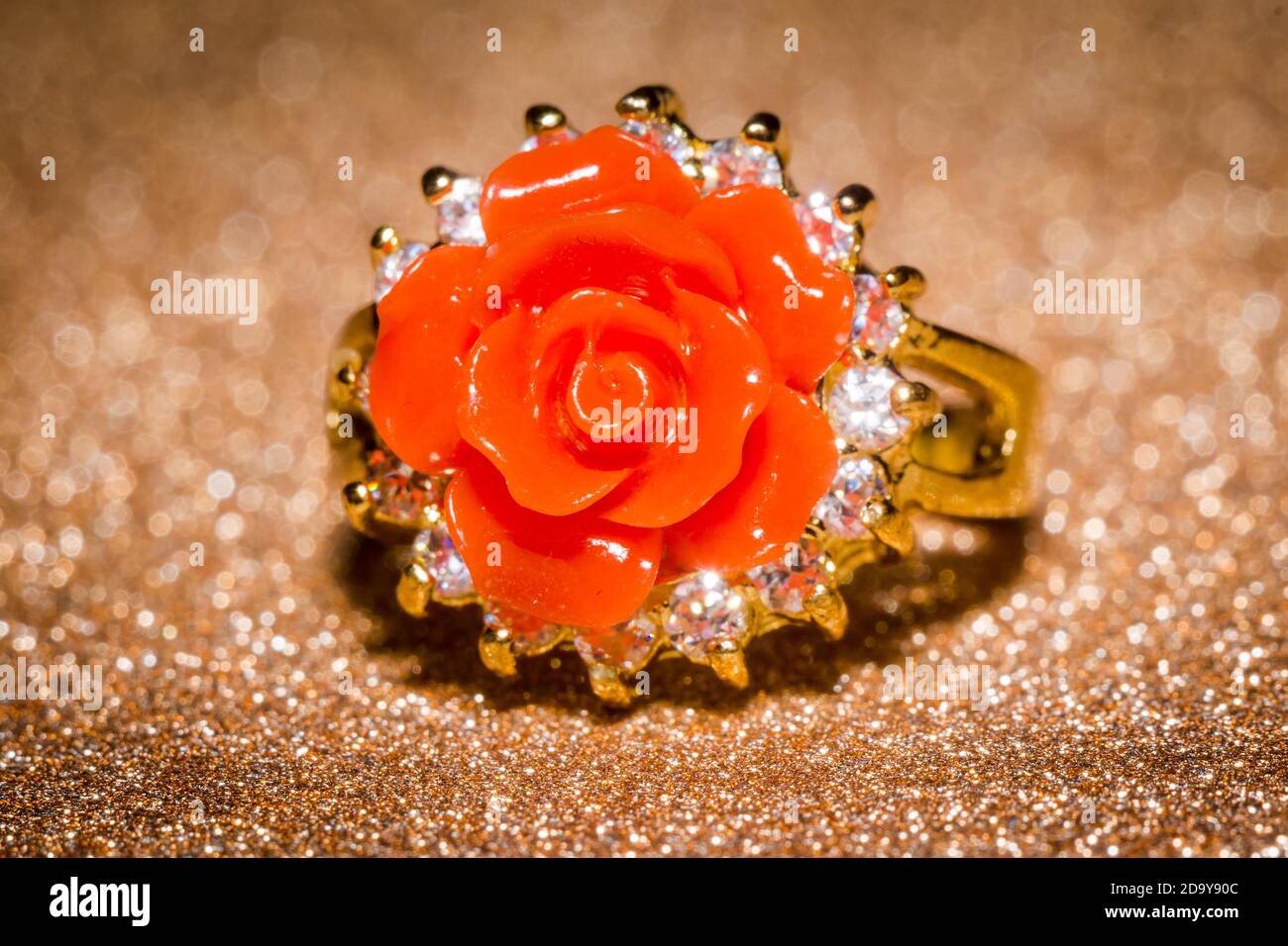 Anillo de oro de moda con coral naranja natural en forma de rosa sobre  fondo brillante Fotografía de stock - Alamy