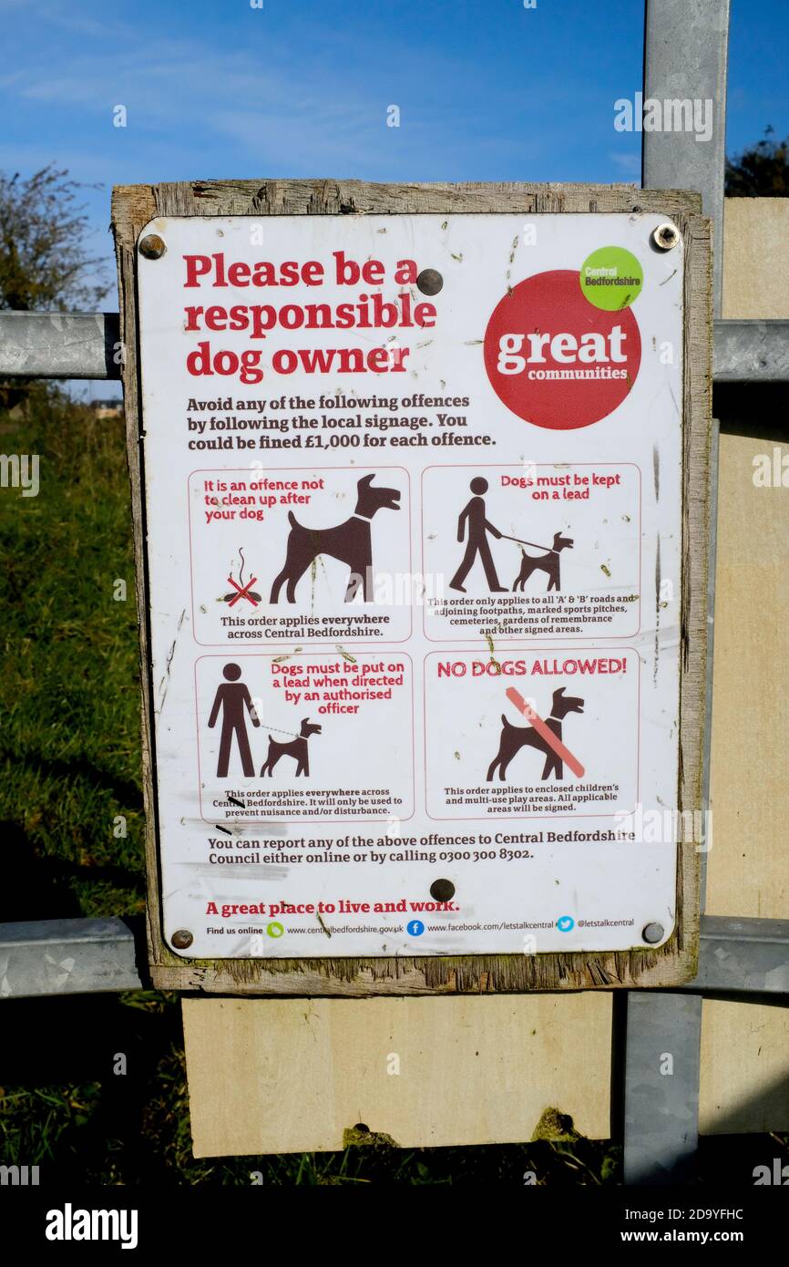 Una señal pública que pide a los caminantes de perros ser un dueño responsable de perros. Inglaterra Foto de stock