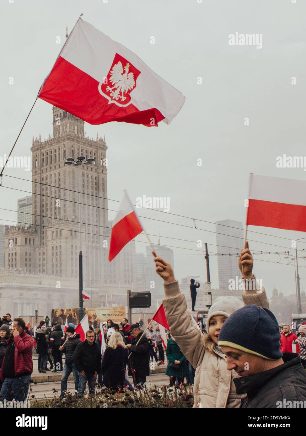 Varsovia, Polonia - 11 de noviembre de 2019: Día de la Independencia de Polonia, manifestación en Varsovia, gente marchando con banderas nacionales polacas Foto de stock