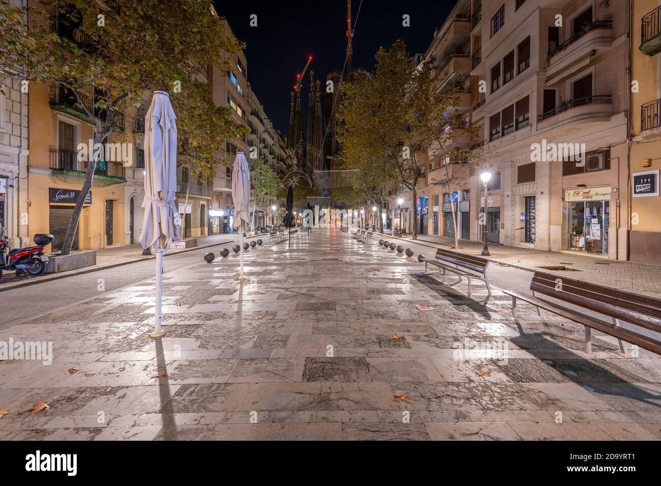Calle Avinguda Gaudi vacía con la iglesia de la Sagrada Familia en el fondo durante el toque de queda impuesto por la noche debido al brote de Covid-19, Barcelona, España Foto de stock