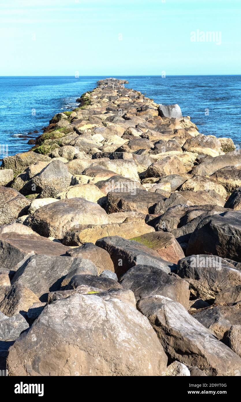 Barrera de grandes Boulders que llegan al Océano Atlántico Foto de stock