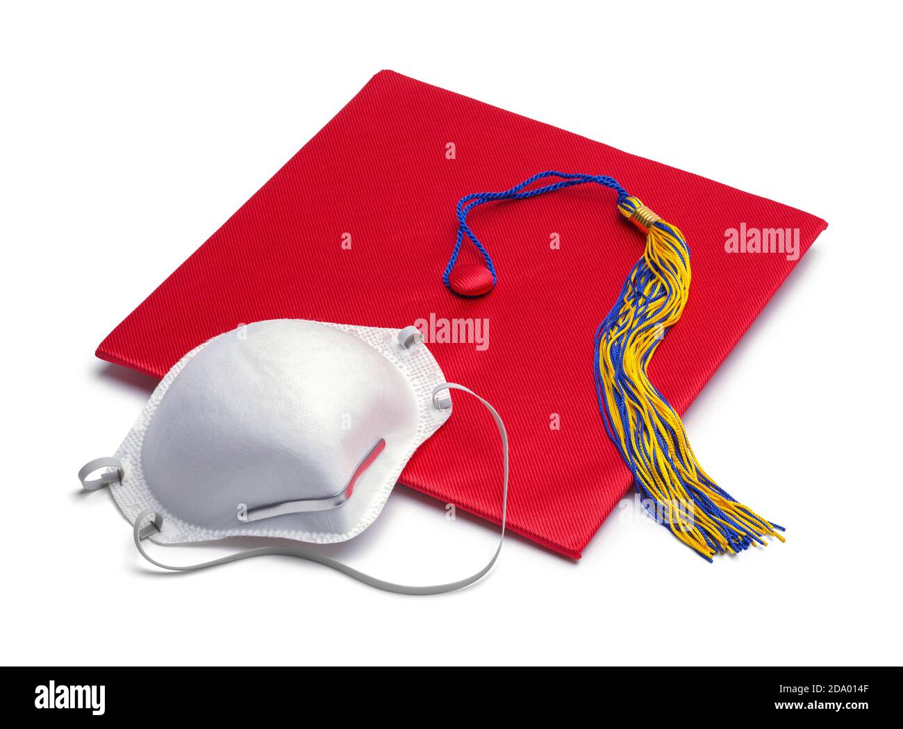 Red Mortar Board Graduation Hat con máscara N95. Foto de stock