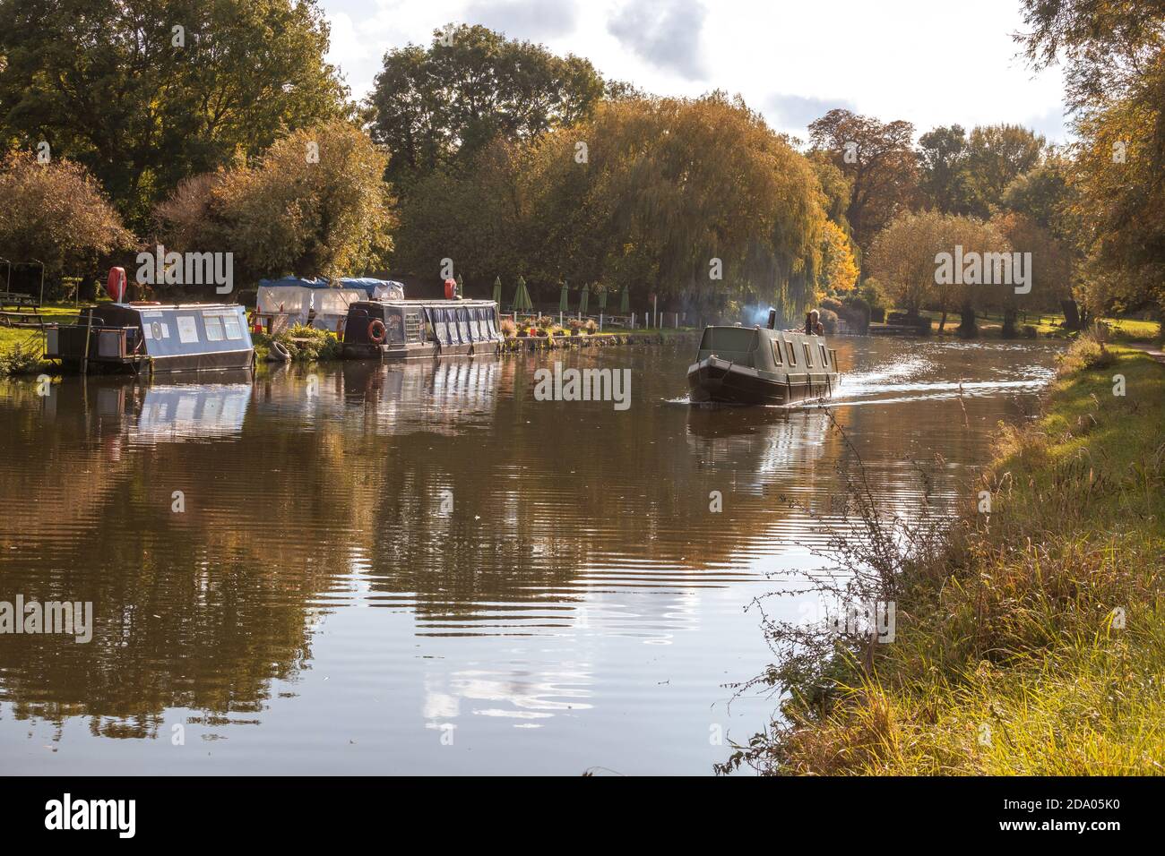 Narrowboat viajando por el río Cam cerca de Cambridge, Inglaterra Foto de stock