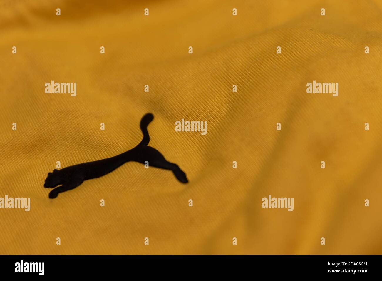Logo Puma negro bordado en una camisa amarilla Fotografía de stock - Alamy