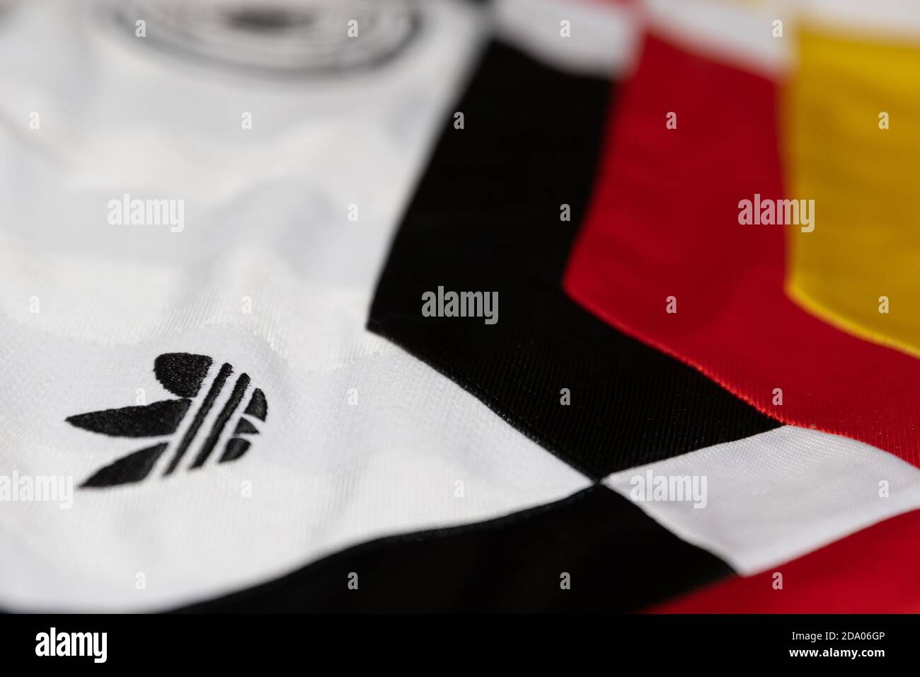 Adidas Trefoil logo bordado en una réplica de 1990 Alemania Nacional  Camiseta de fútbol de la Copa Mundial del equipo Fotografía de stock - Alamy