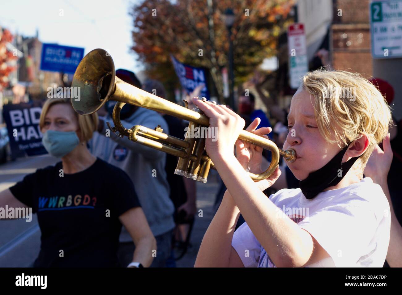 Filadelfia, PA / EE.UU. - 7 de noviembre de 2020: Los vecinos celebran la victoria del presidente electo de EE.UU. Joe Biden en Philadelphias Mt. Barrio aireado. Foto de stock