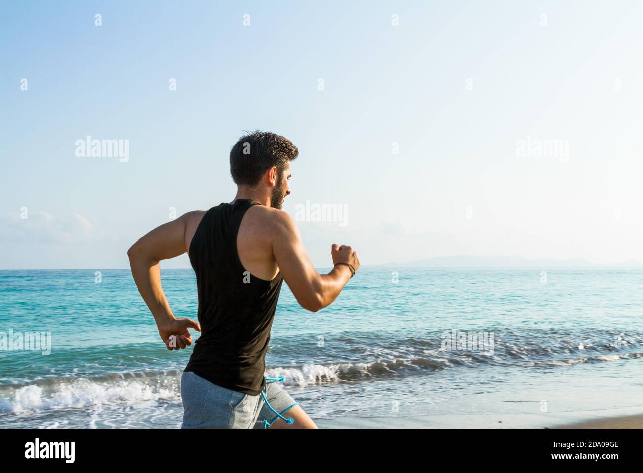El corredor se esprinta hacia el éxito corriendo sobre arena húmeda en la  playa. Hombre atleta sprinter entrenamiento para competición velocidad  sprinting correr sobre arena húmeda en t Fotografía de stock -
