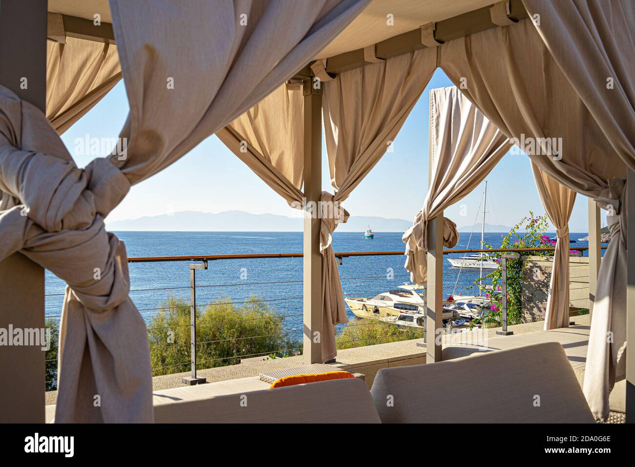 Las camas de playa cubren cortinas y tumbonas en el club de playa hotel con  vistas al mar Fotografía de stock - Alamy