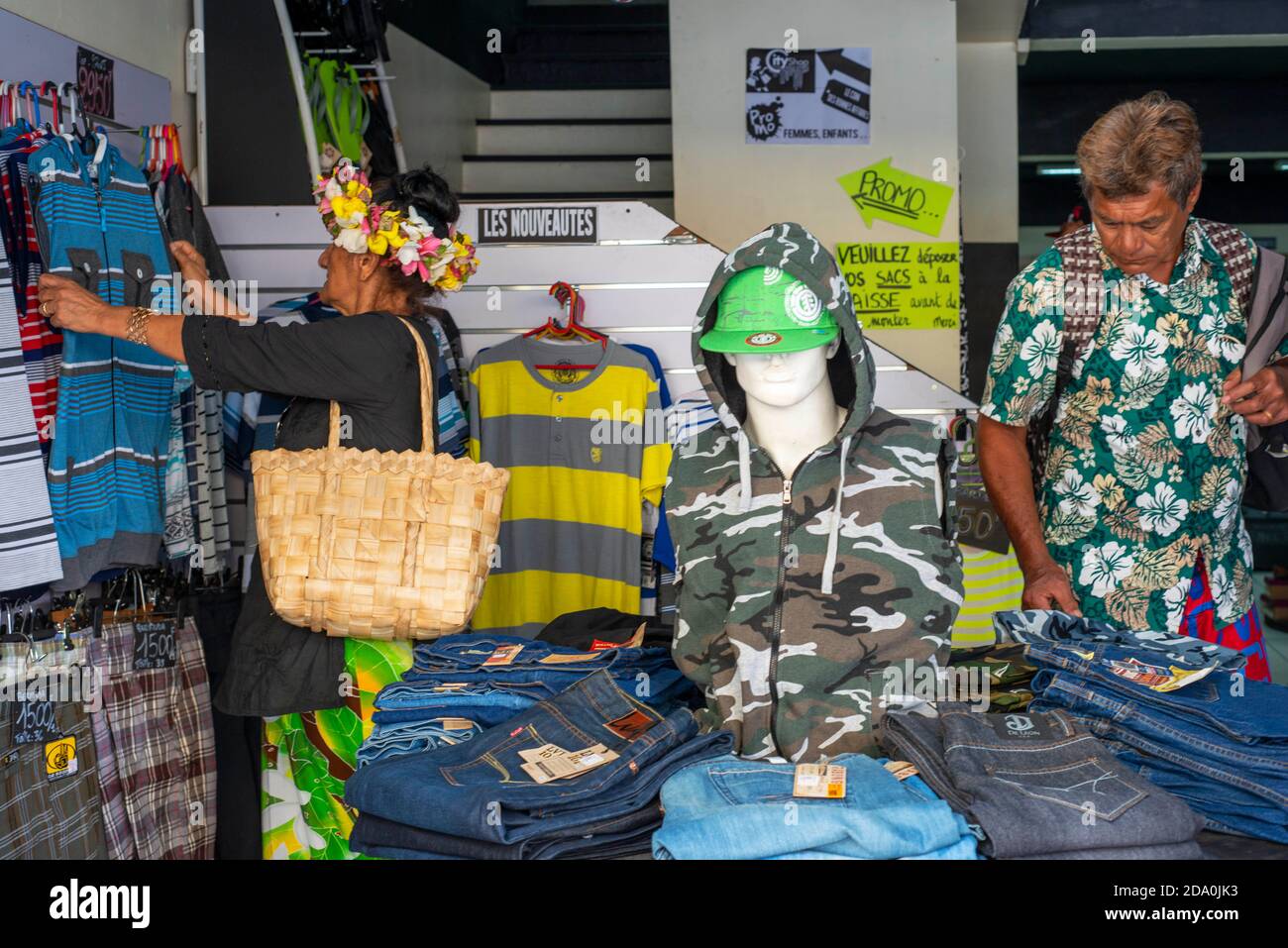 Puesto de ropa local en el mercado cubierto Municipal de Papeete, Papeete,  Tahiti, Polinesia Francesa, Tahiti Nui, Islas de la Sociedad, Polinesia  Francesa, Pacif del Sur Fotografía de stock - Alamy