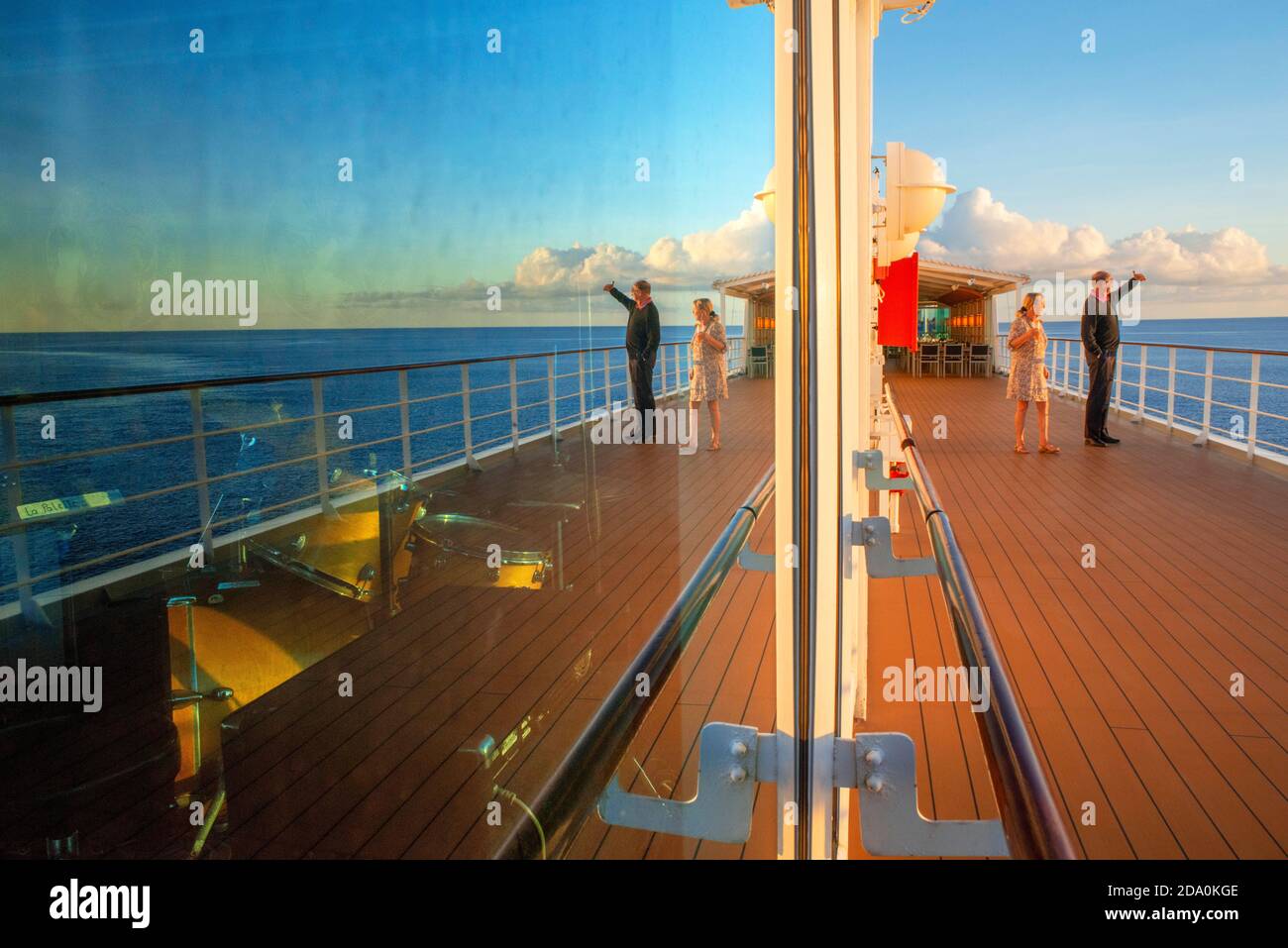 Los turistas en el muelle de cruceros de Paul Gauguin, el archipiélago de las Islas de la sociedad, Tuamotus, Polinesia Francesa, Pacífico Sur. Foto de stock