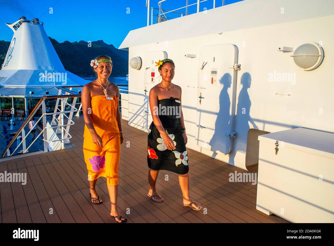 Chicas guapas en el muelle de cruceros de Paul Gauguin, el archipiélago de las Islas de la sociedad, Tuamotus, Polinesia Francesa, Pacífico Sur. Foto de stock