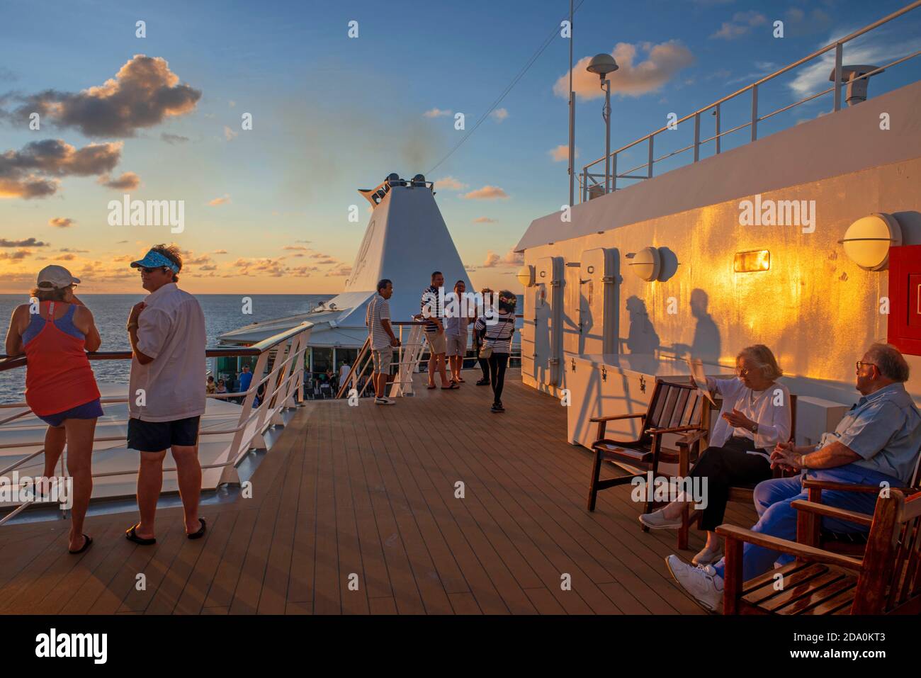 Los turistas en el muelle de cruceros de Paul Gauguin, el archipiélago de las Islas de la sociedad, Tuamotus, Polinesia Francesa, Pacífico Sur. Foto de stock